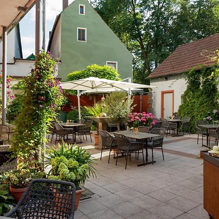 Wirtshaus & Hotel Goldener Greif Edelsfeld Bagian luar foto