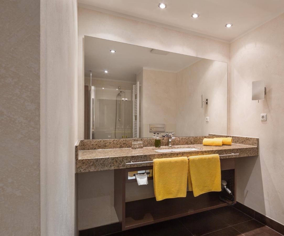 Wirtshaus & Hotel Goldener Greif Edelsfeld Bagian luar foto