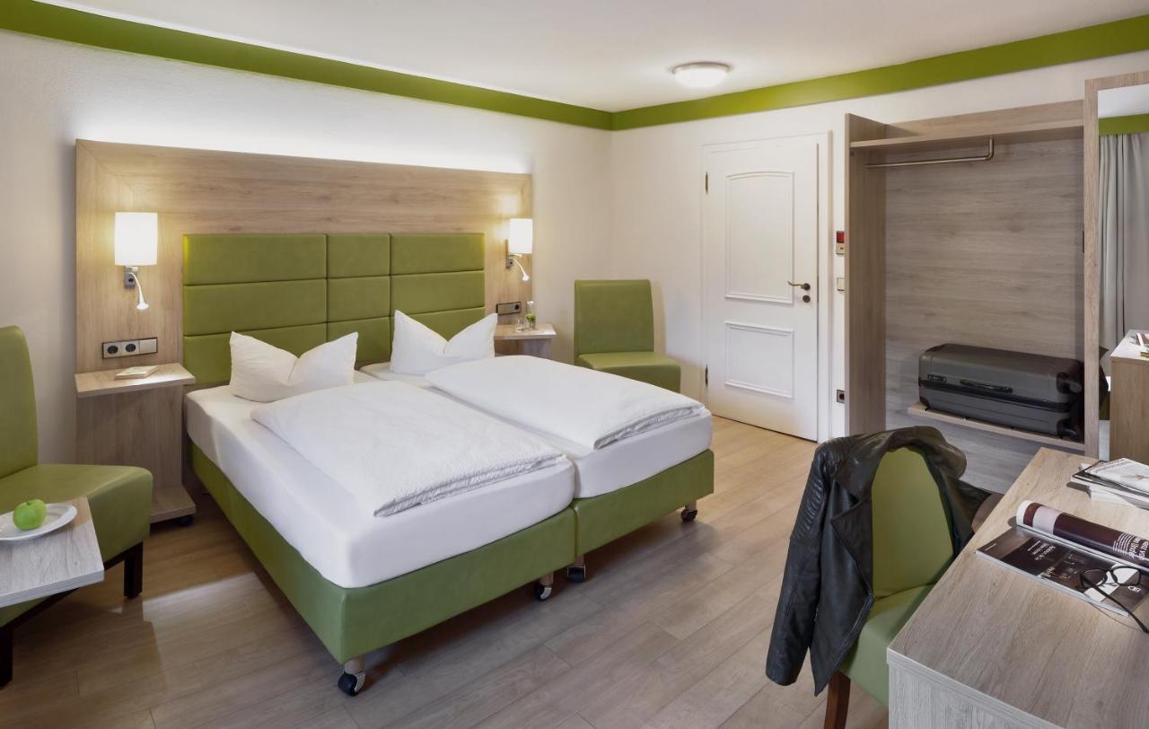 Wirtshaus & Hotel Goldener Greif Edelsfeld Bagian luar foto