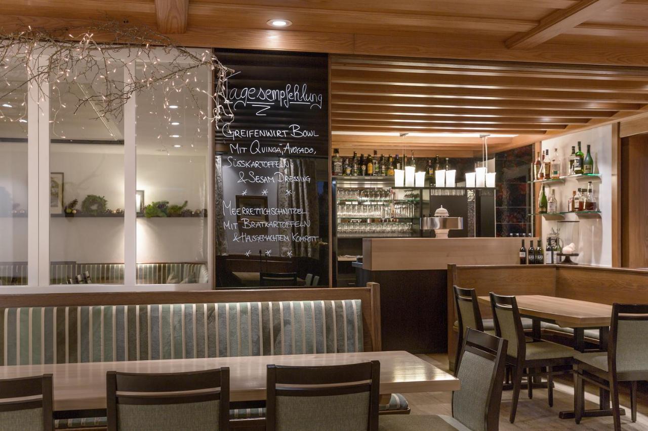 Wirtshaus & Hotel Goldener Greif Edelsfeld Bagian luar foto
