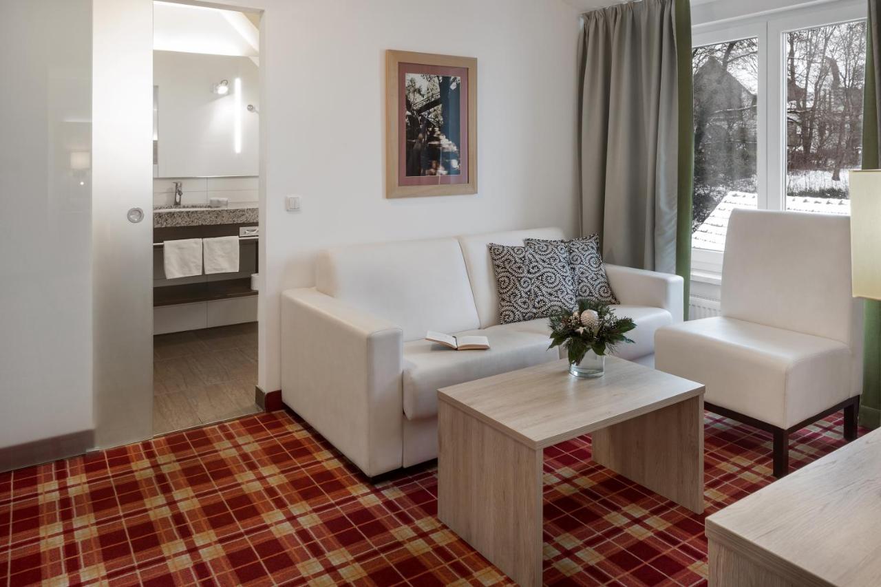Wirtshaus & Hotel Goldener Greif Edelsfeld Bagian luar foto