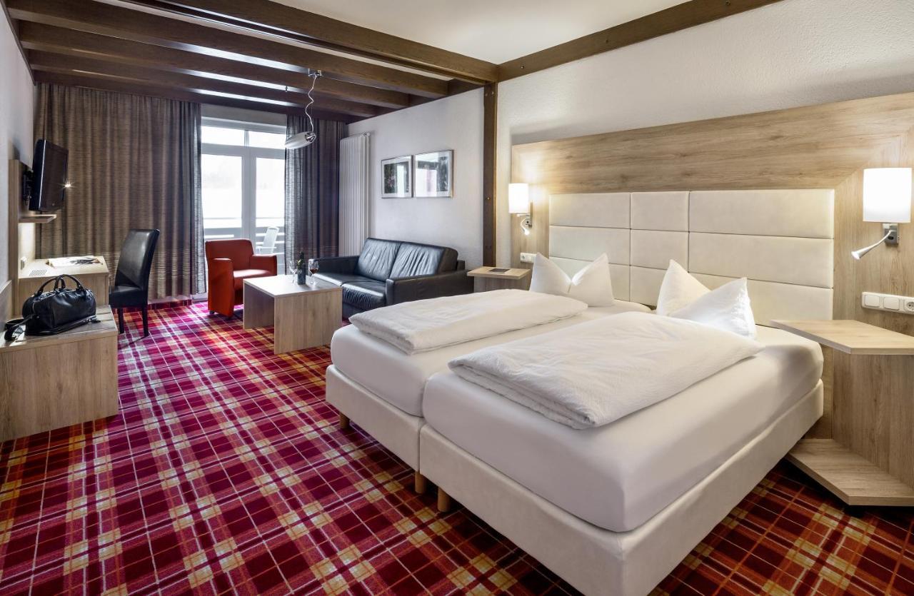 Wirtshaus & Hotel Goldener Greif Edelsfeld Bagian luar foto