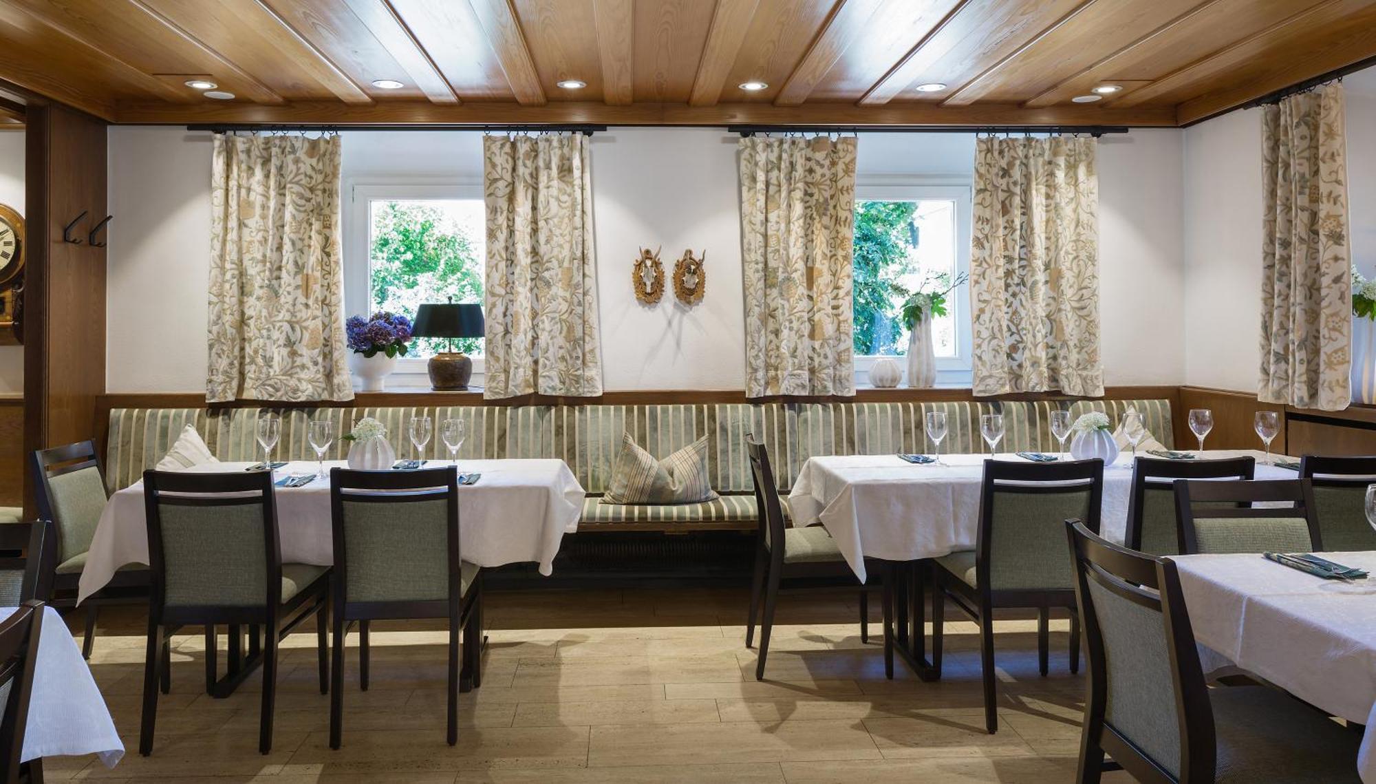 Wirtshaus & Hotel Goldener Greif Edelsfeld Bagian luar foto