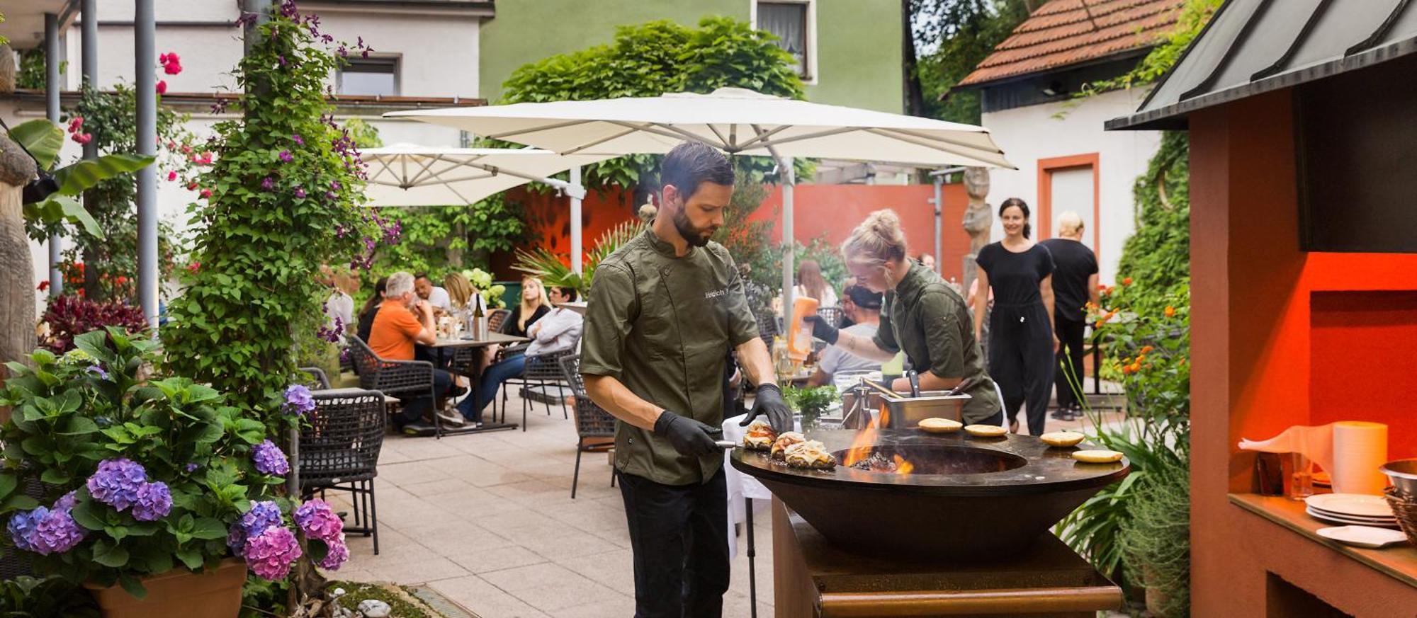 Wirtshaus & Hotel Goldener Greif Edelsfeld Bagian luar foto