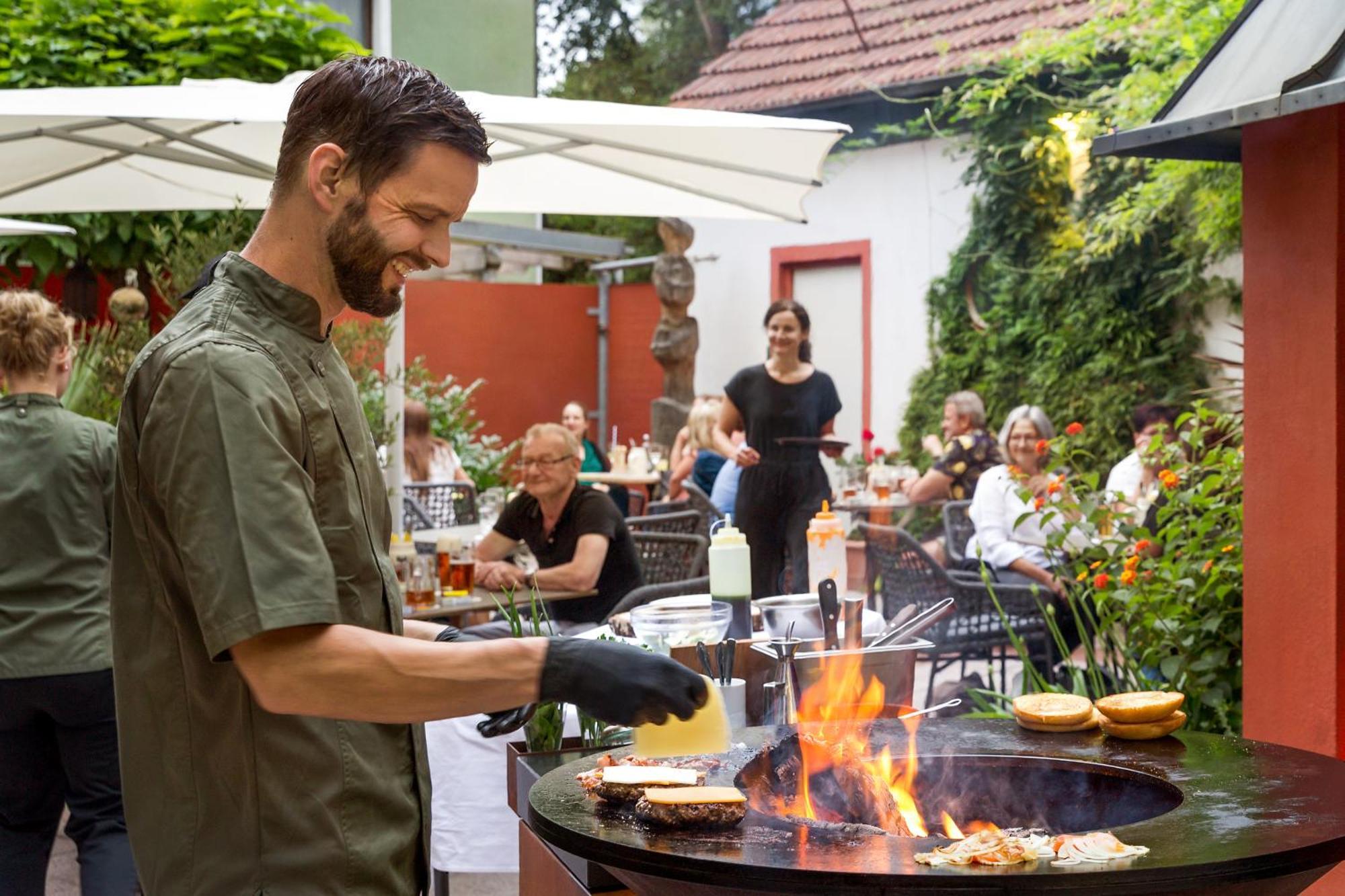 Wirtshaus & Hotel Goldener Greif Edelsfeld Bagian luar foto
