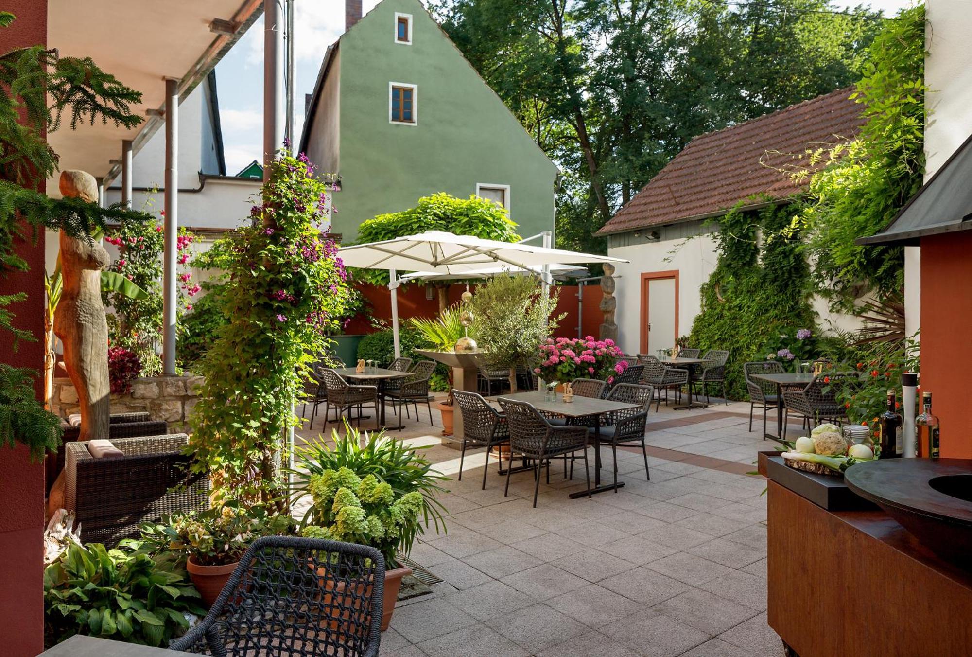 Wirtshaus & Hotel Goldener Greif Edelsfeld Bagian luar foto