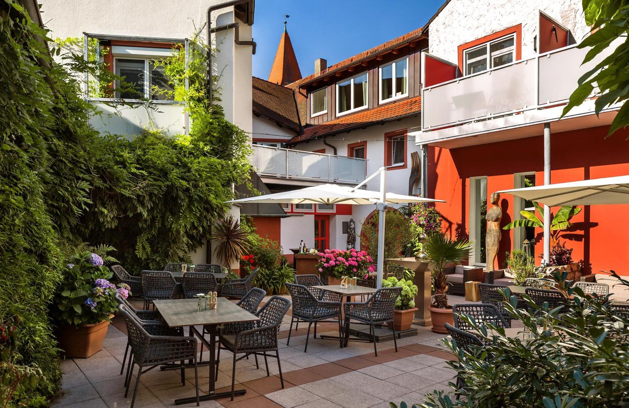 Wirtshaus & Hotel Goldener Greif Edelsfeld Bagian luar foto