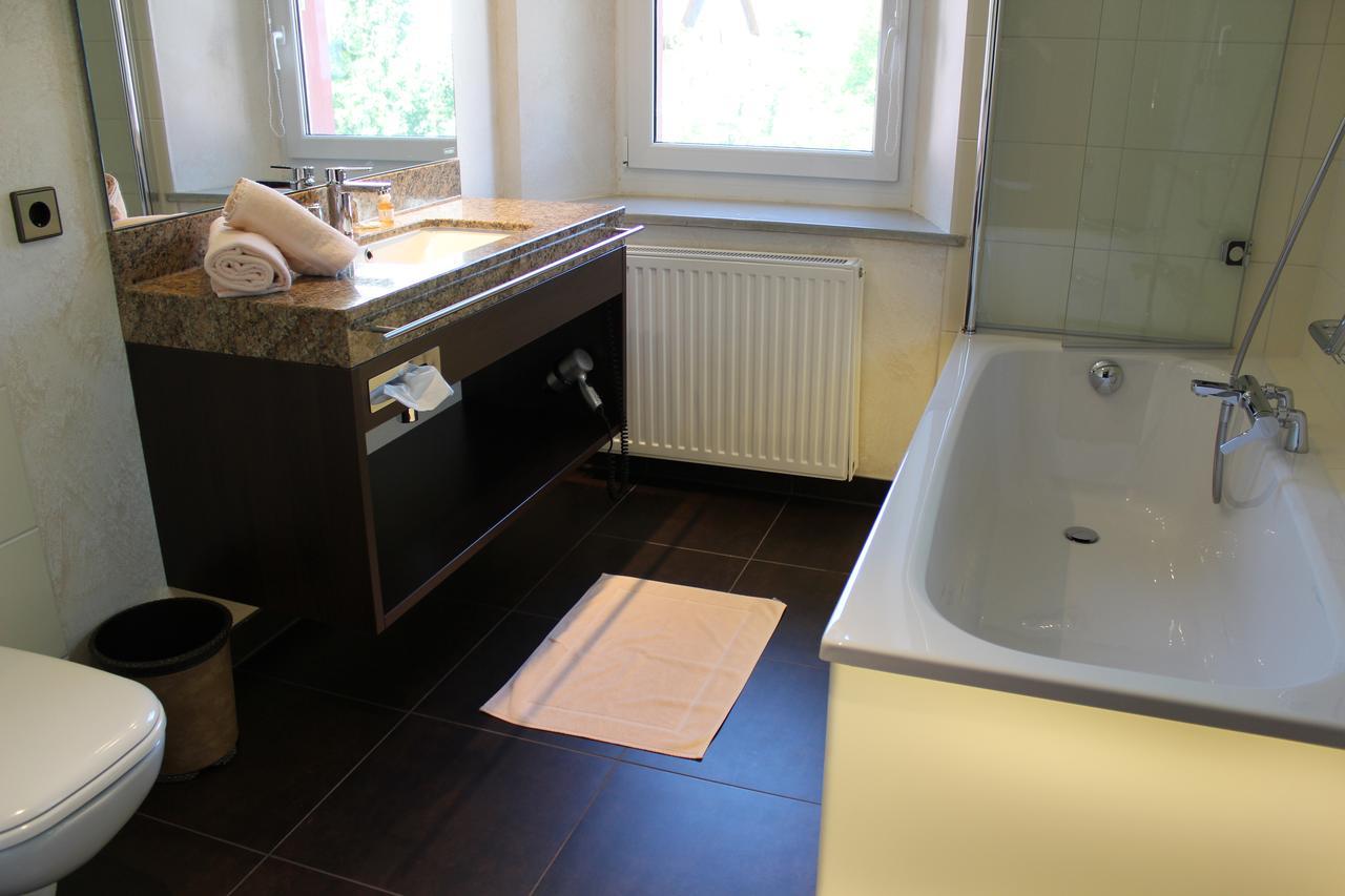 Wirtshaus & Hotel Goldener Greif Edelsfeld Bagian luar foto