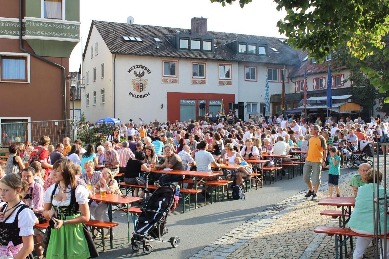 Wirtshaus & Hotel Goldener Greif Edelsfeld Bagian luar foto